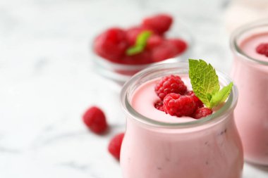 Cam kavanozda nefis ahududu smoothie, yakın plan. 