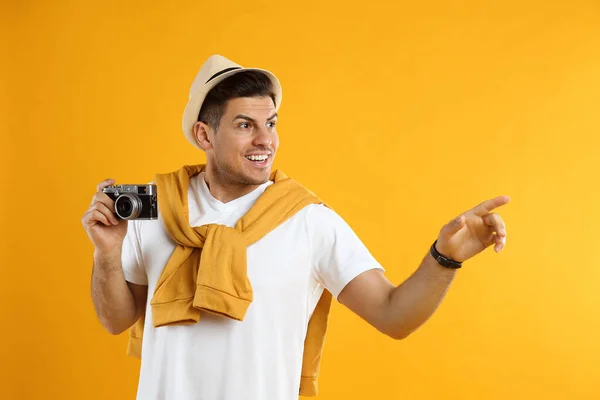 Touriste Masculin Avec Caméra Sur Fond Jaune — Photo