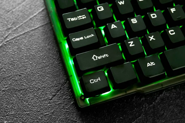 Teclado Moderno Com Iluminação Rgb Mesa Cinza Close — Fotografia de Stock