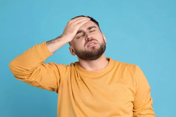 Uomo Che Soffre Emicrania Sfondo Azzurro — Foto Stock