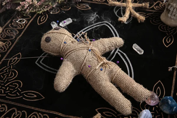 Лялька Вуду Шпильками Сушеними Квітами Столі — стокове фото