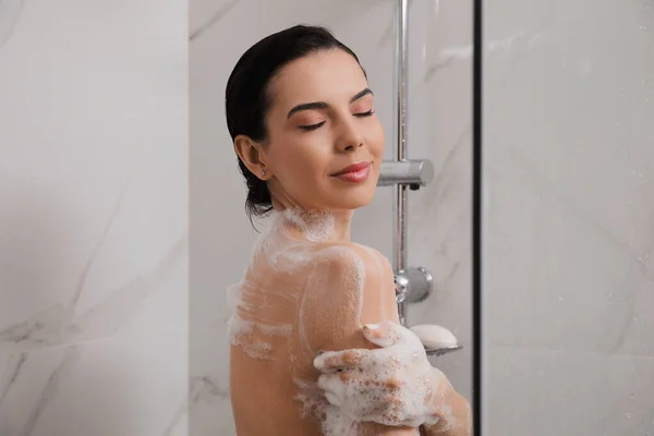 Mulher Bonita Tomando Banho Casa — Fotografia de Stock