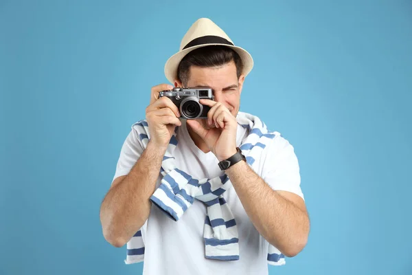 Muž Turista Fotografování Tyrkysovém Pozadí — Stock fotografie