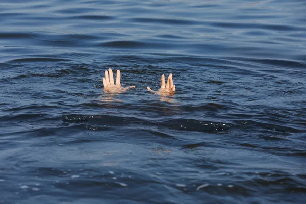 Mujer Ahogándose Buscando Ayuda Mar Primer Plano — Foto de Stock