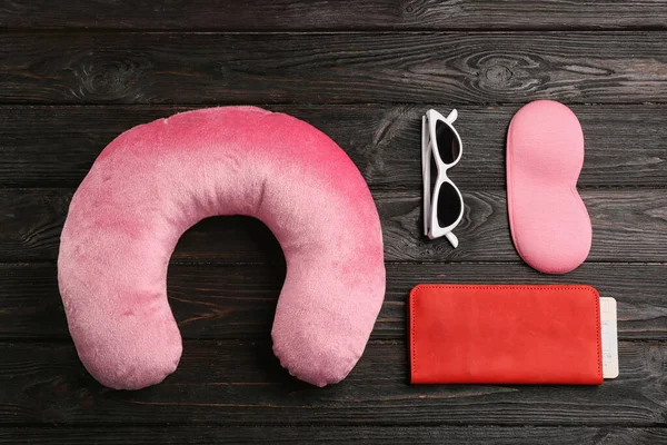 木制底座上铺着粉色旅行枕头的平面构图 — 图库照片