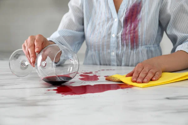 Femme Avec Tache Sur Chemise Nettoyage Vin Renversé Table Marbre — Photo