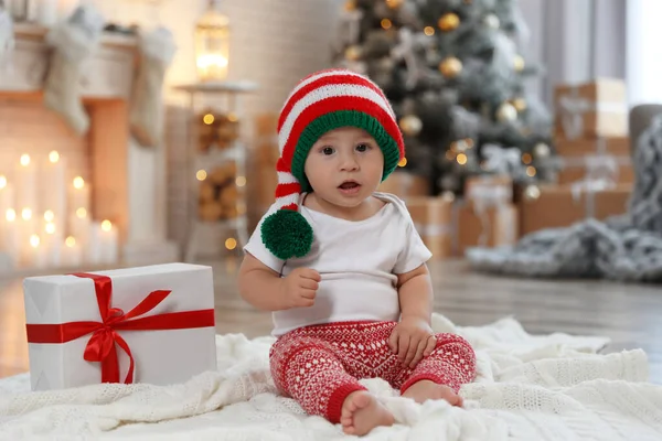 Cute Little Baby Kapeluszem Elfa Pobliżu Świątecznego Prezentu Podłodze Domu — Zdjęcie stockowe