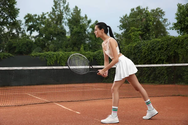 Mahkemede Tenis Raketi Olan Profesyonel Bir Sporcu — Stok fotoğraf
