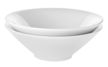 Beyaza izole edilmiş boş seramik kaseler