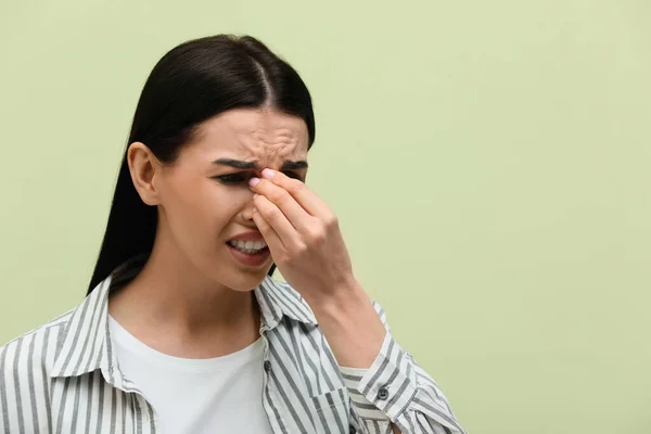 Migräne Leidende Frau Auf Hellgrünem Hintergrund Raum Für Text — Stockfoto