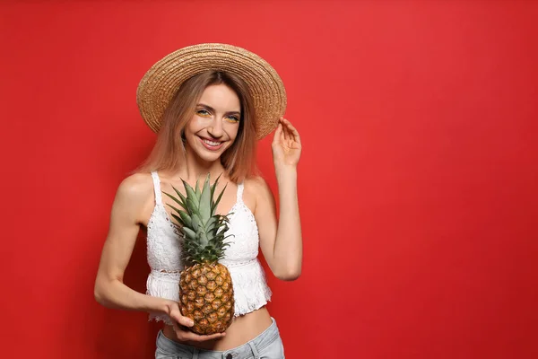 Junge Frau Mit Frischer Ananas Auf Rotem Hintergrund Platz Für — Stockfoto