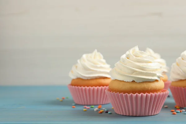 Deliciosos Cupcakes Decorados Com Creme Mesa Madeira Azul Claro Espaço — Fotografia de Stock