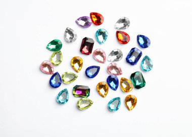 Beyaz arka planda farklı güzel taşlar, üst manzara