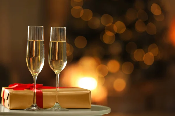 Gläser Mit Champagner Und Weihnachtsgeschenk Auf Dem Tisch Zimmer Bokeh — Stockfoto