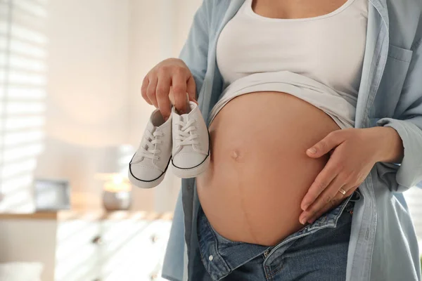 Ung Gravid Kvinna Med Babyskor Inomhus Närbild Plats För Text — Stockfoto