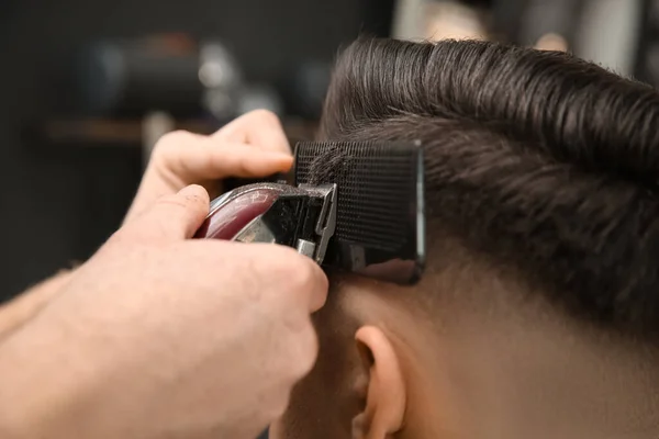 Barbeiro Profissional Fazendo Corte Cabelo Elegante Salão Close — Fotografia de Stock