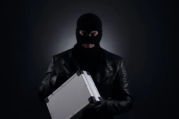 Man Bär Stickad Balaclava Med Metall Portfölj Svart Bakgrund — Stockfoto