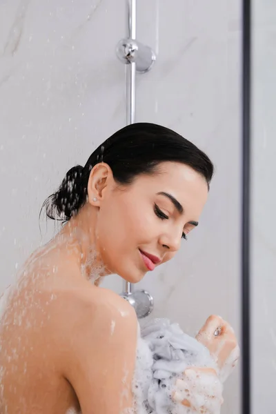 Jeune Femme Avec Pouf Mesh Prenant Une Douche Maison — Photo