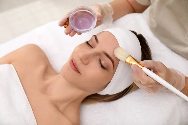 Mujer Joven Durante Procedimiento Descamación Facial Salón — Foto de Stock