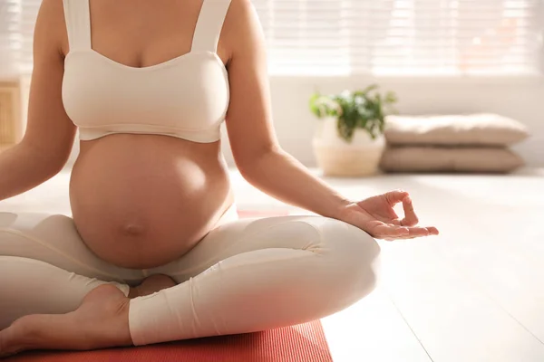 Tineri Gravide Care Practică Yoga Acasă Closeup — Fotografie, imagine de stoc