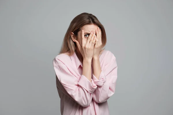 Mujer Joven Sintiendo Miedo Sobre Fondo Gris — Foto de Stock