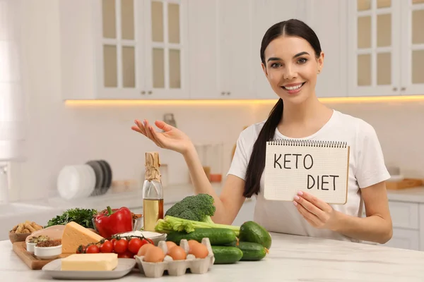 Mujer Feliz Sosteniendo Portátil Con Palabras Keto Dieta Cerca Diferentes — Foto de Stock