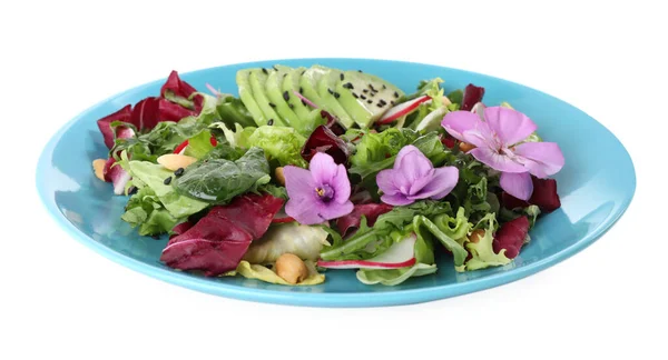 Frischer Frühlingssalat Mit Blüten Teller Isoliert Auf Weiß — Stockfoto