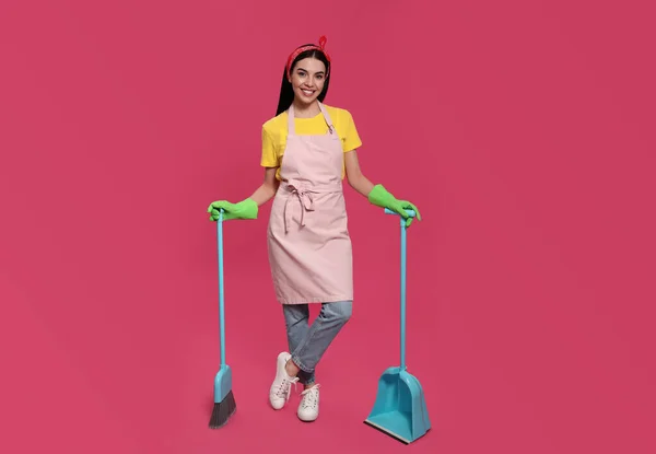 Young Housewife Broom Scoop Pink Background — Stock Photo, Image
