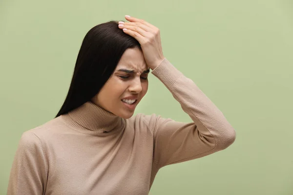 Frau Mit Migräne Auf Hellgrünem Hintergrund — Stockfoto