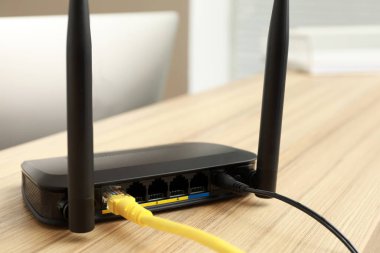 Modern wi-fi yönlendirici ahşap tezgahta kapalı, yakın çekim
