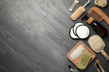 Gri arka planda çevre dostu ürünler içeren düz kompozisyon, metin için alan. Bilinçli tüketim