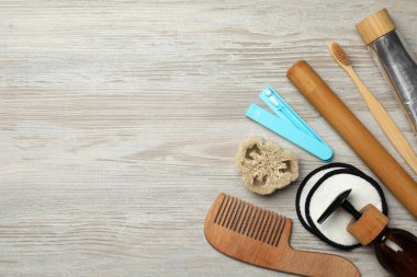 Düz kompozisyon, ahşap arka planda çevre dostu ürünler, metin için alan. Bilinçli tüketim