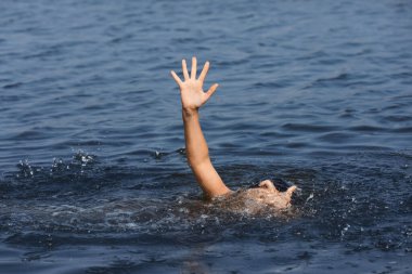 Boğulan kadın yardım için denize uzanıyor, yakın plan.
