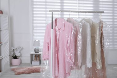 İçerde plastik poşetlerle giyin.