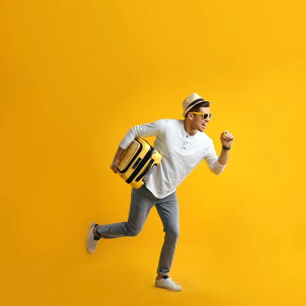 Turista Masculino Con Maleta Corriendo Sobre Fondo Amarillo — Foto de Stock