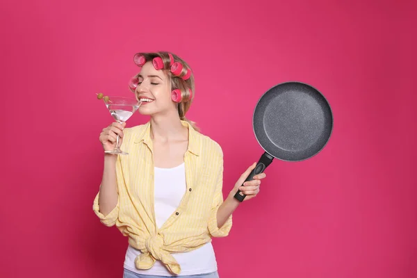 Jonge Huisvrouw Met Koekenpan Glas Martini Roze Achtergrond — Stockfoto