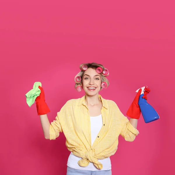 Young Housewife Detergent Rag Pink Background — Stock Photo, Image