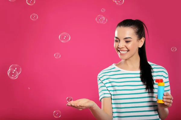 Mladá Žena Baví Mýdlové Bubliny Růžovém Pozadí Prostor Pro Text — Stock fotografie