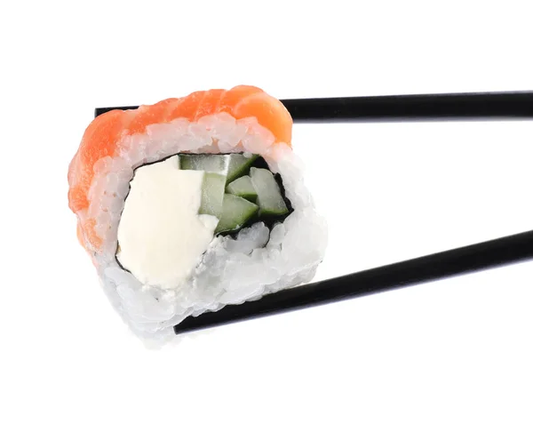 白い背景においしい寿司ロールを持つ箸 クローズアップ — ストック写真