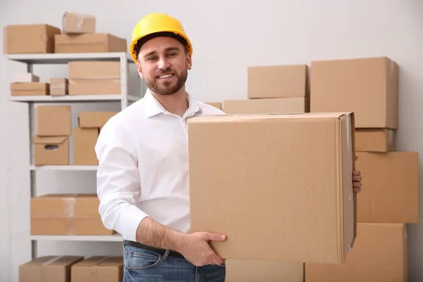 Joven Con Caja Cartón Almacén — Foto de Stock