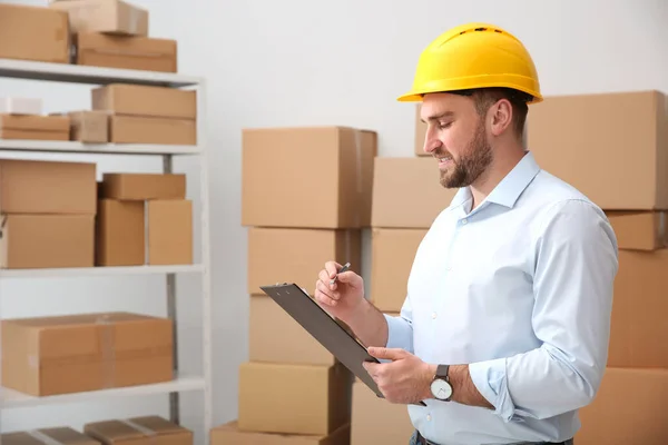 Jonge Man Met Klembord Buurt Van Kartonnen Dozen Magazijn — Stockfoto