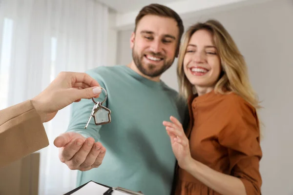 Agente Imobiliário Dando Chave Para Feliz Jovem Casal Nova Casa — Fotografia de Stock