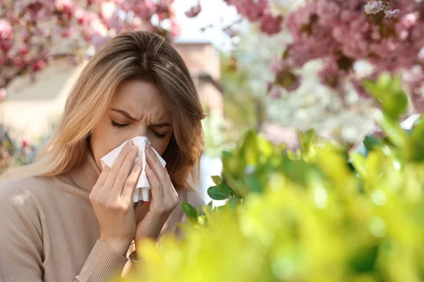 Woman Suffering Seasonal Pollen Allergy Outdoors — Stock Photo, Image