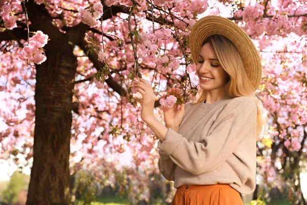 Ung Kvinna Bär Stilren Outfit Nära Blommande Sakura Parken Fashionabla — Stockfoto