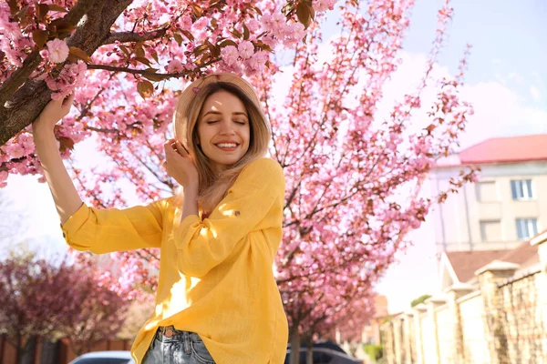 Feliz Mujer Joven Con Estilo Cerca Florecer Árbol Sakura Aire —  Fotos de Stock