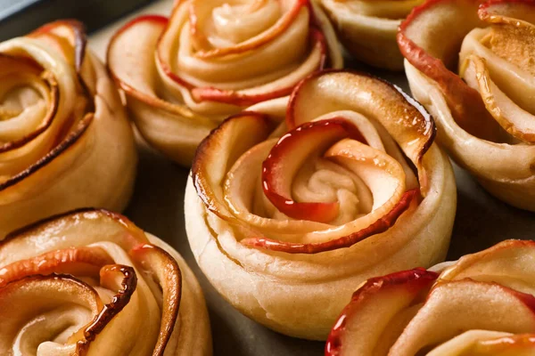 Frisch Gebackene Apfelrosen Auf Pergamentpapier Nahaufnahme Schönes Dessert — Stockfoto