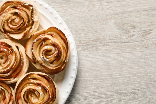 Rose Mele Appena Sfornate Tavolo Legno Bianco Vista Dall Alto — Foto Stock