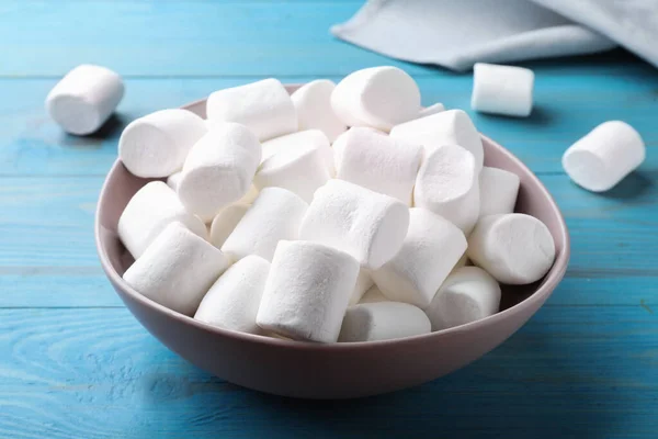 Deliciosos Marshmallows Inchados Mesa Madeira Azul Claro Close — Fotografia de Stock