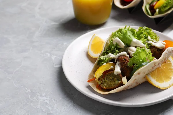 Leckerer Frischer Veganer Taco Auf Hellgrauem Marmortisch Serviert Platz Für — Stockfoto