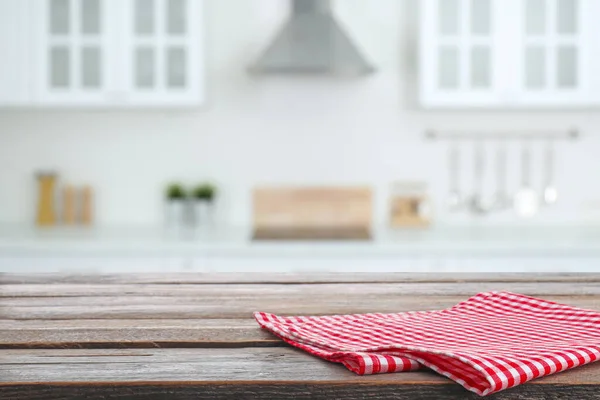 木製のテーブルの上に赤チェッカーナプキンとスタイリッシュなキッチンインテリアのぼやけた景色 デザインのための空間 — ストック写真
